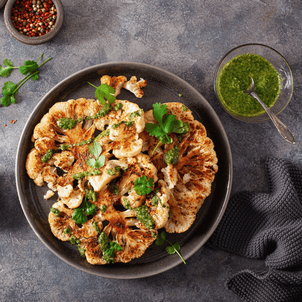 Vegetarische Blumenkohlsteaks mit frischer Note